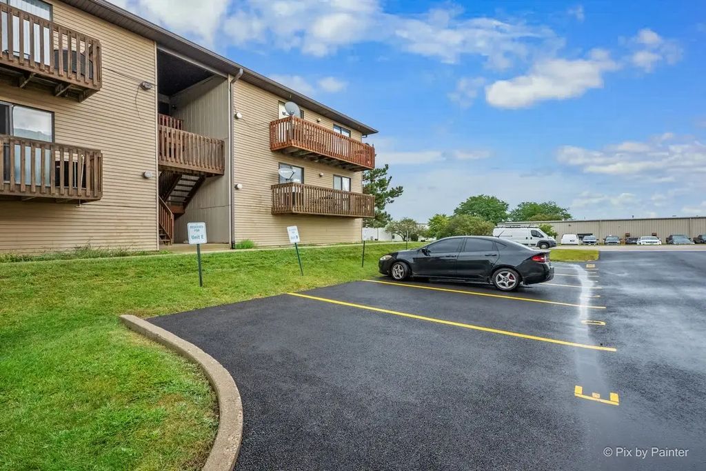 695 Dean Drive E, South Elgin