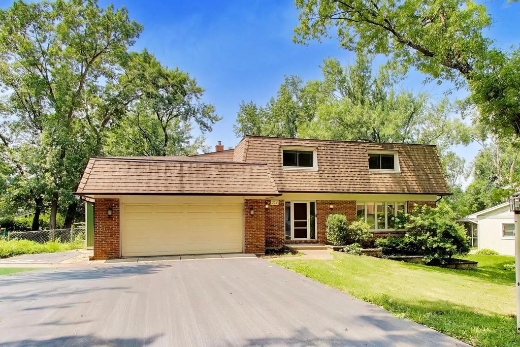 10s324 Hampshire Lane, Willowbrook