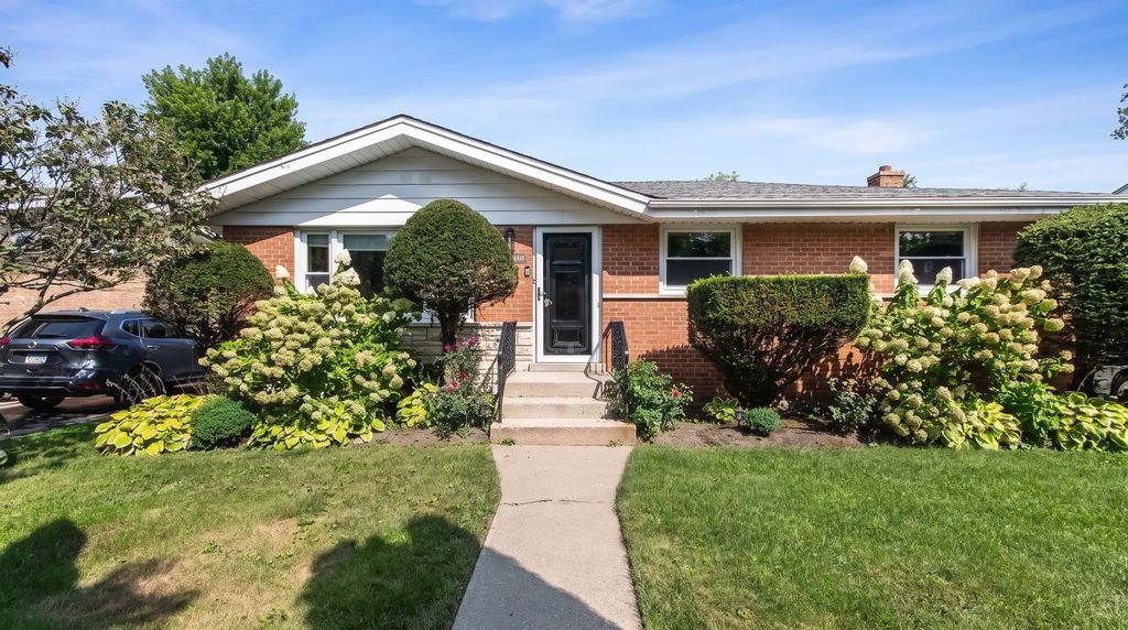 8315 Parkside Avenue, Morton Grove