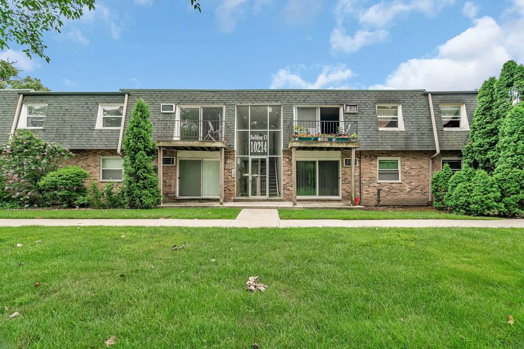 10214 S 84th Terrace 312, Palos Hills