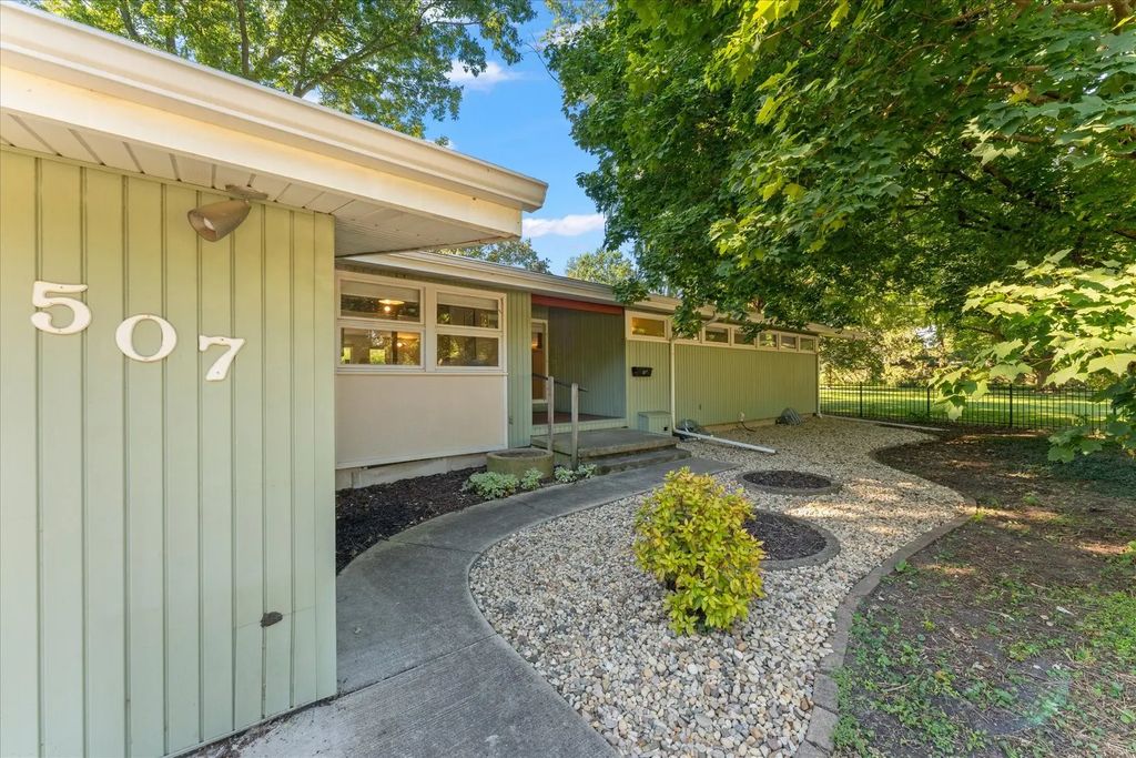 507 E Sunnycrest Court, Urbana