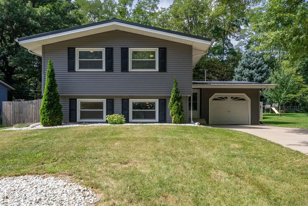 514 Walnut Court, Leclaire