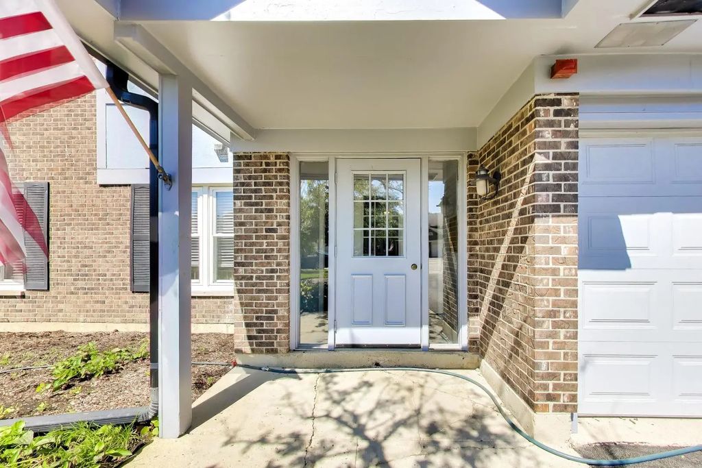 172 Grove Avenue C, Des Plaines