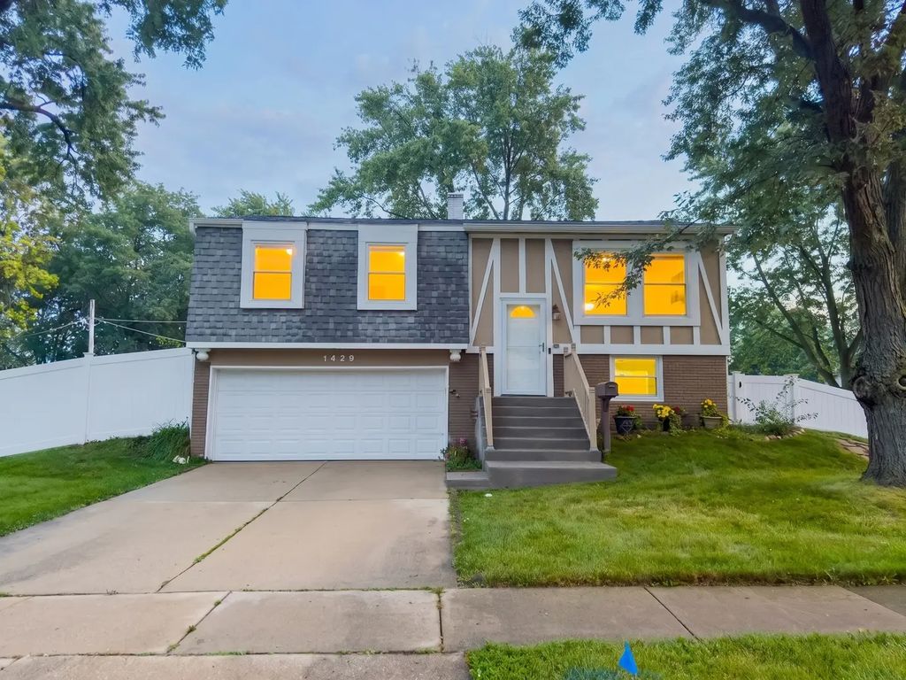 1429 N Green Meadows Boulevard, Streamwood