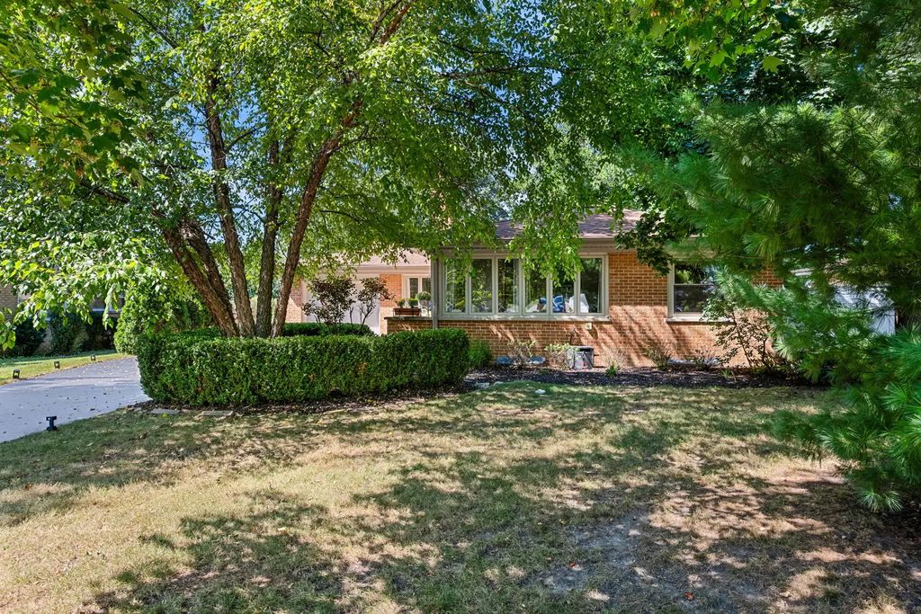 1446 Huntington Drive, Glenview