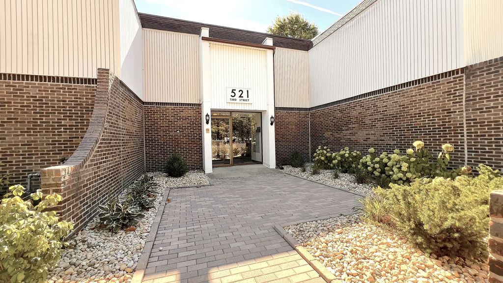 521 73rd Street 105, Downers Grove