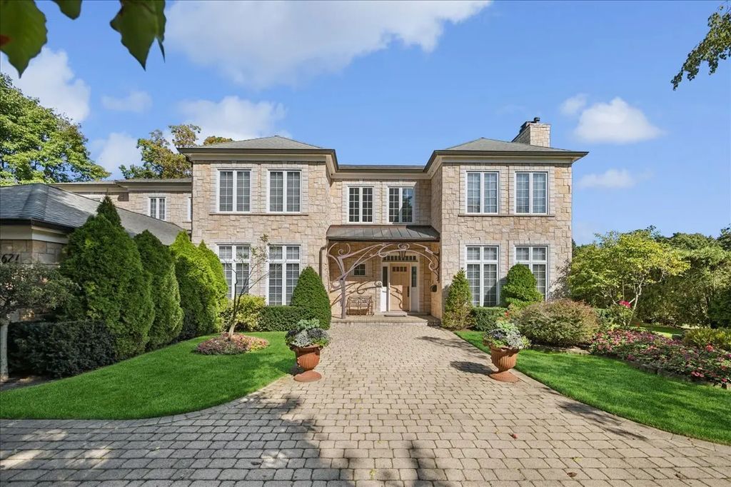 621 Sheridan Road, Glencoe