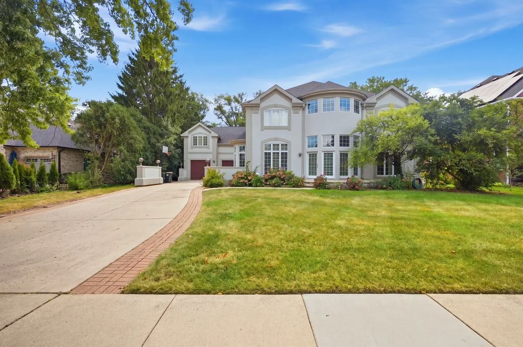 351 Willowood Lane, Willowbrook