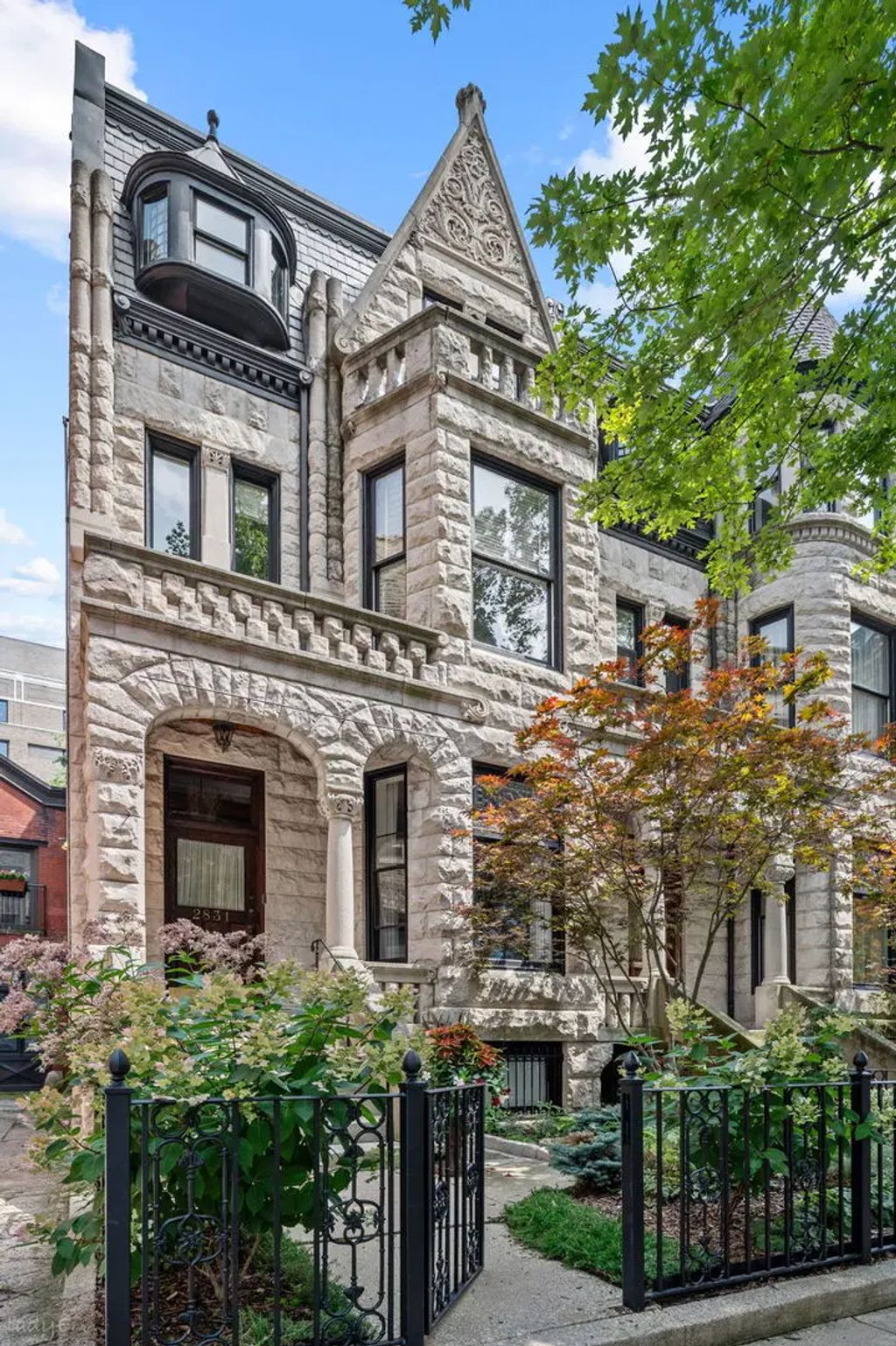 2831 N Pine Grove Avenue, Chicago