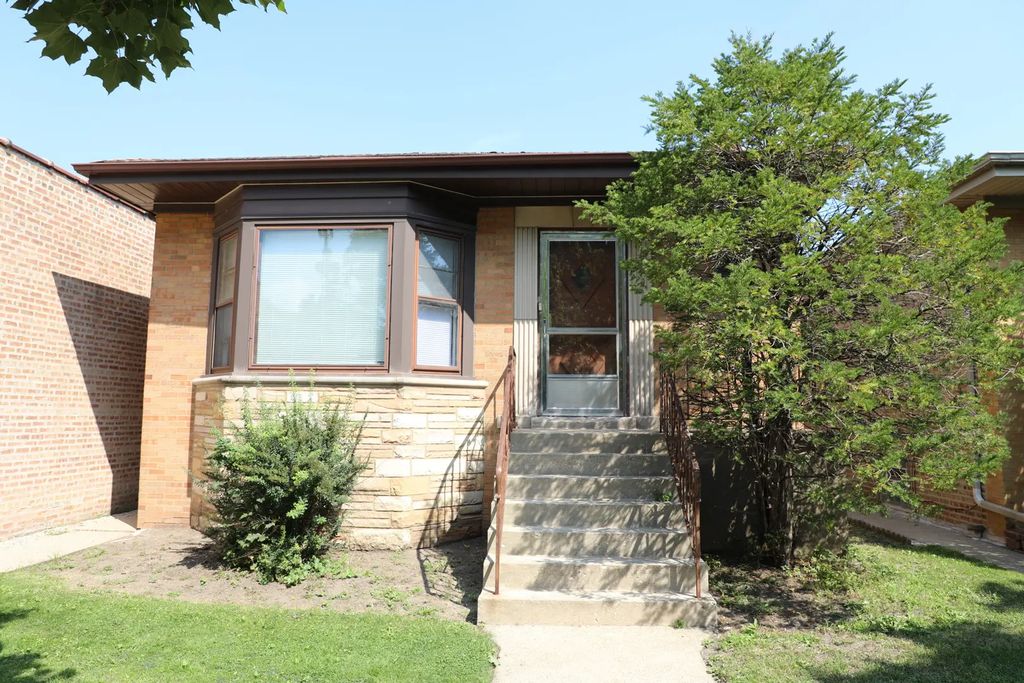 2530 W Pratt Boulevard, Chicago, 60645