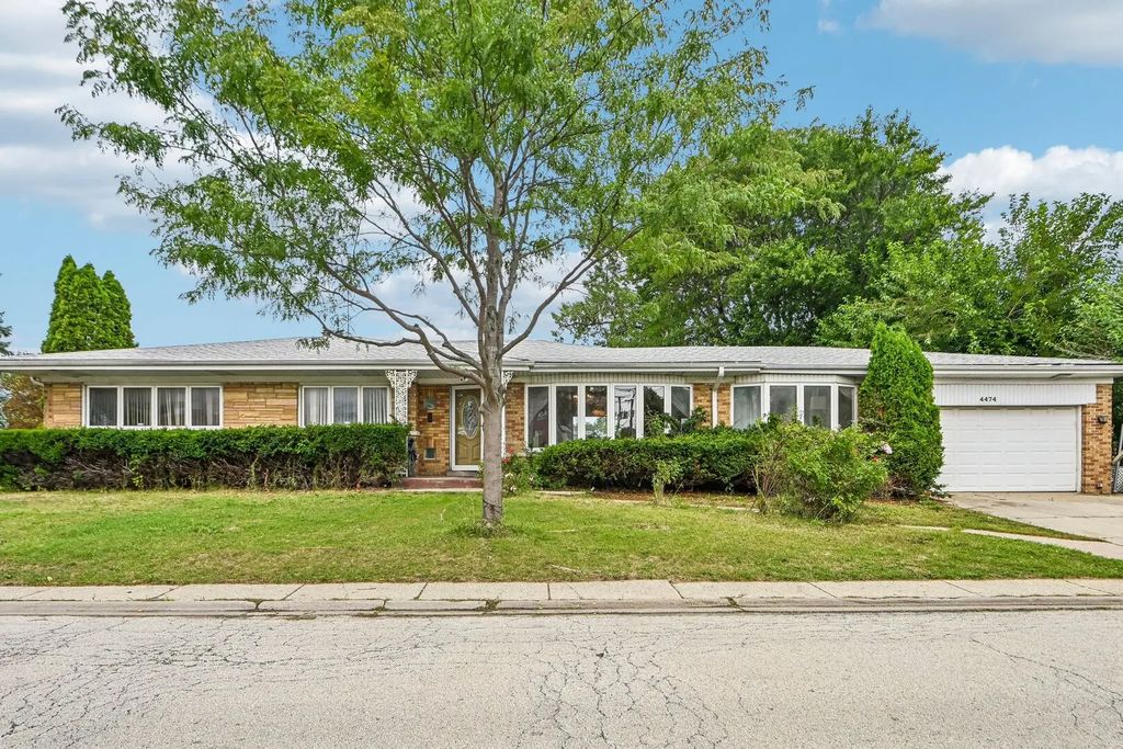 4474 W Chase Avenue, Lincolnwood