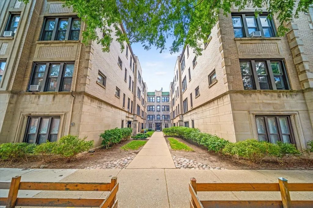 639 W Roscoe Street R3, Chicago