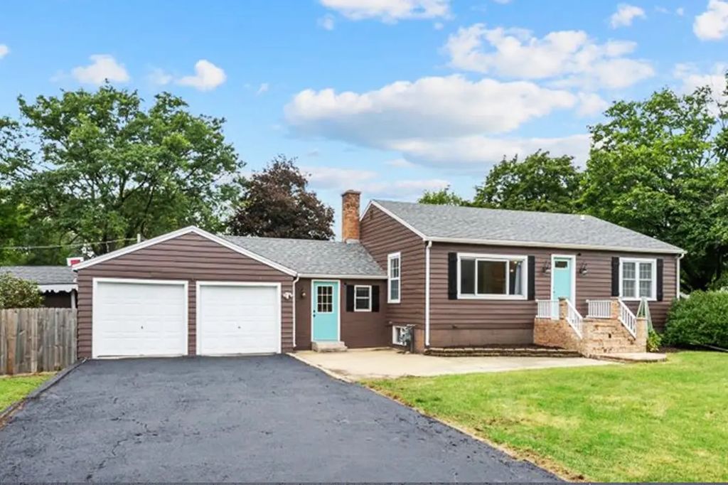 1n038 Woods Avenue, Wheaton