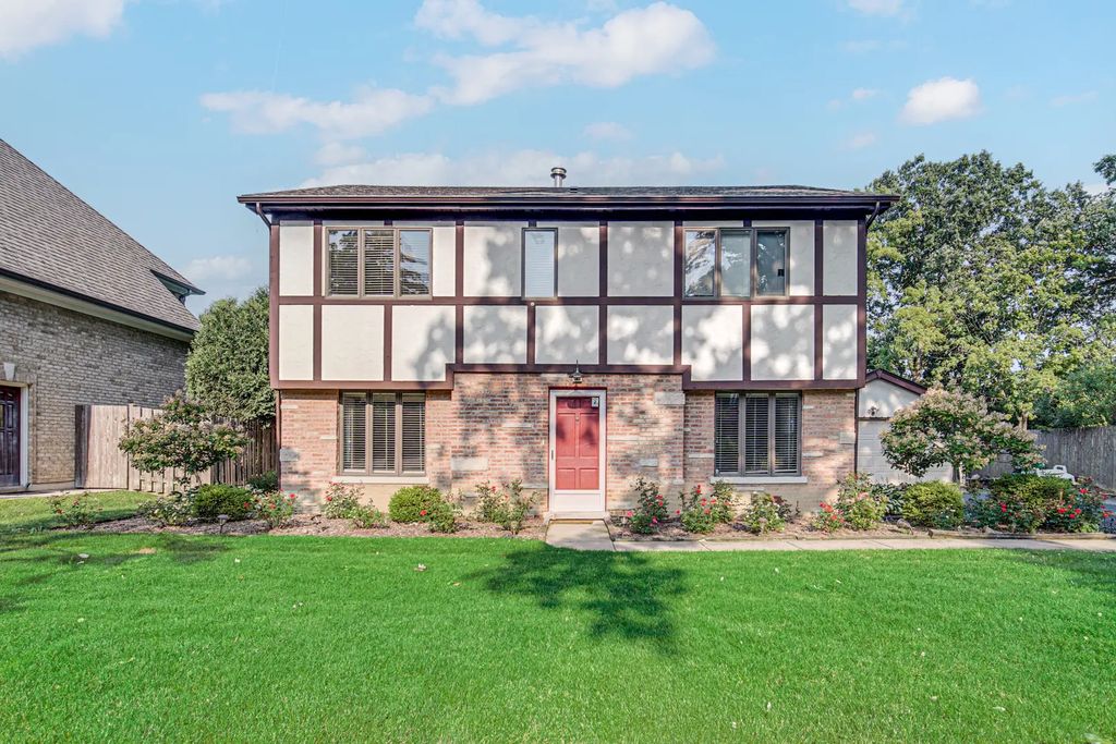 23327 N Wildwood Lane, Deerfield
