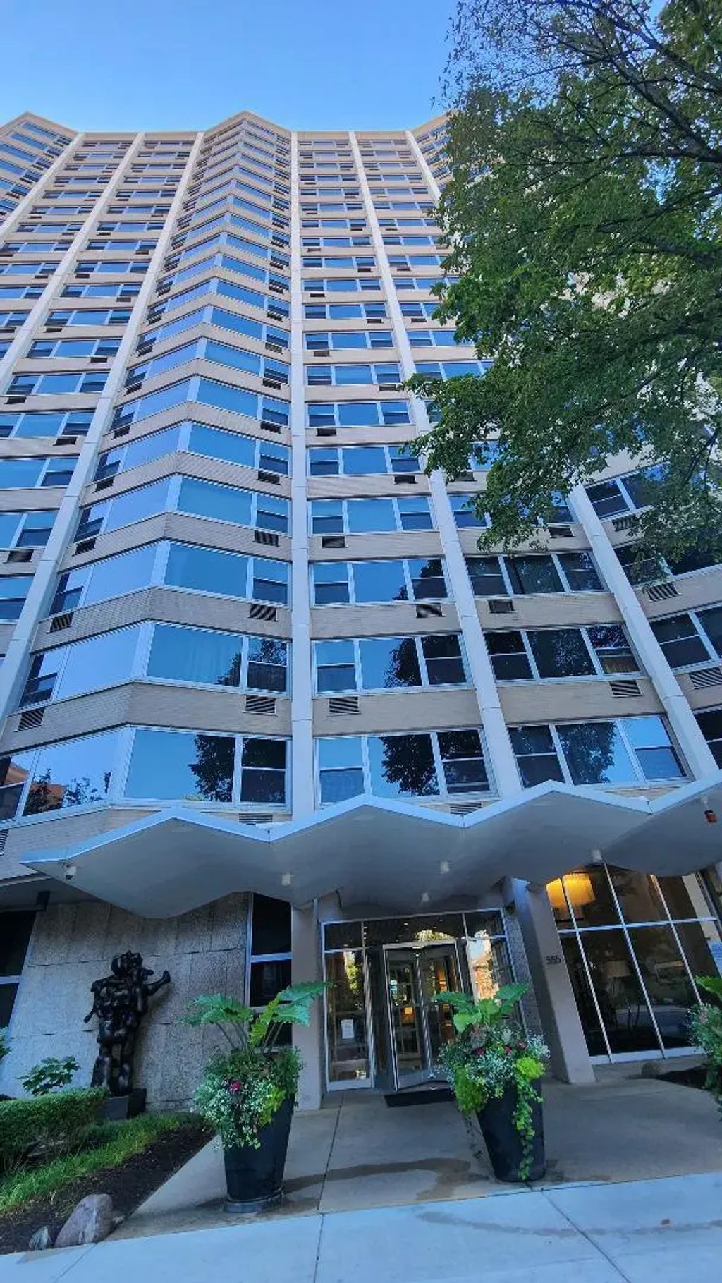 555 W Cornelia Avenue 1301, Chicago