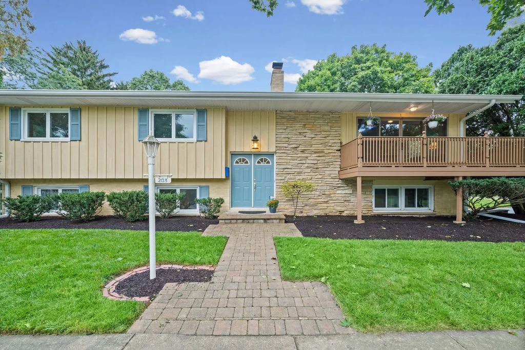 203 Maclaren Lane, Lake Bluff