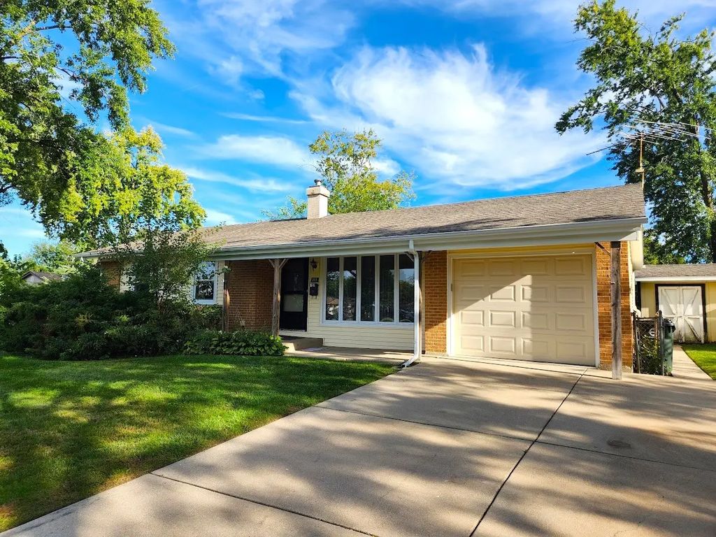 325 Spruce Lane, Elk Grove Village