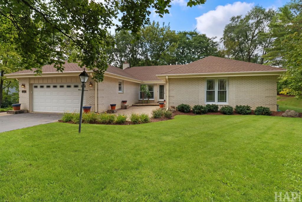 994 Commonwealth Court, Barrington