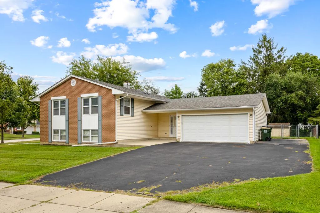 1381 Volkamer Trail, Elk Grove Village