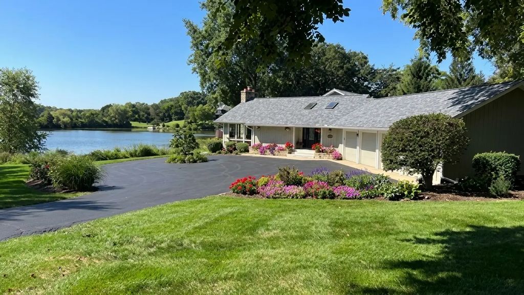 498 Lakepoint Drive, Barrington