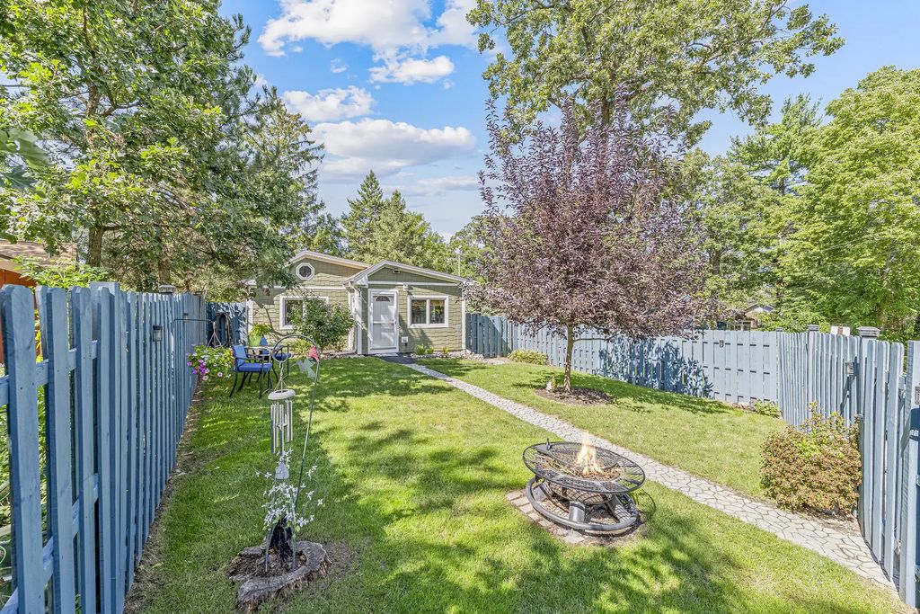 31 S Holly Avenue, Fox Lake