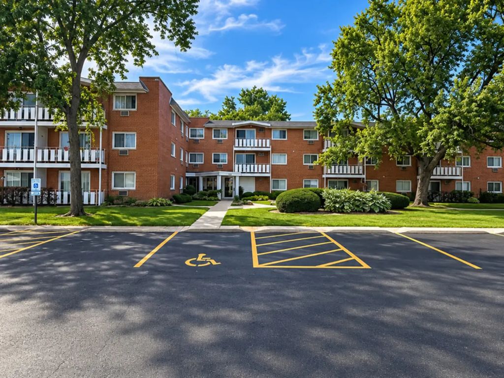 25 E Palatine Road 212, Arlington Heights