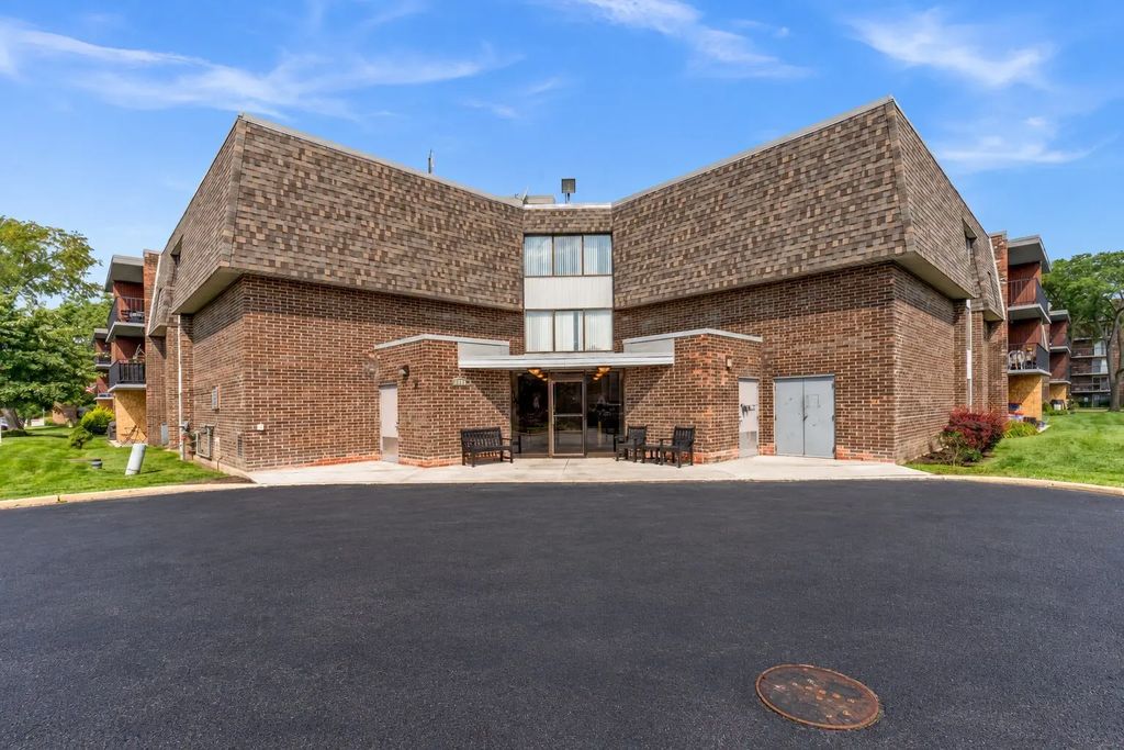 924 S Lake Court 105, Westmont