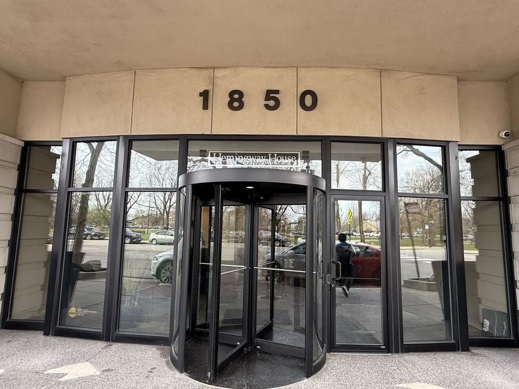 1850 N Clark Street 810, Chicago