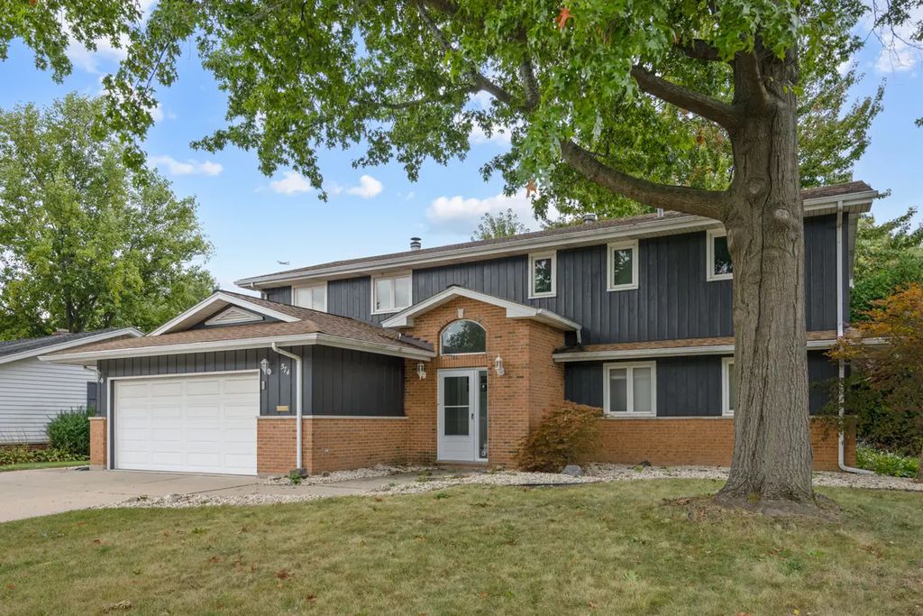 574 Ridge Avenue, Elk Grove Village