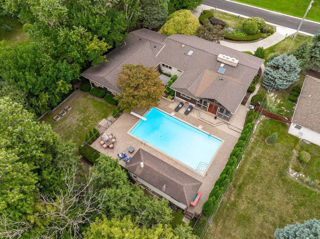12 Meadowood Drive, Oak Brook