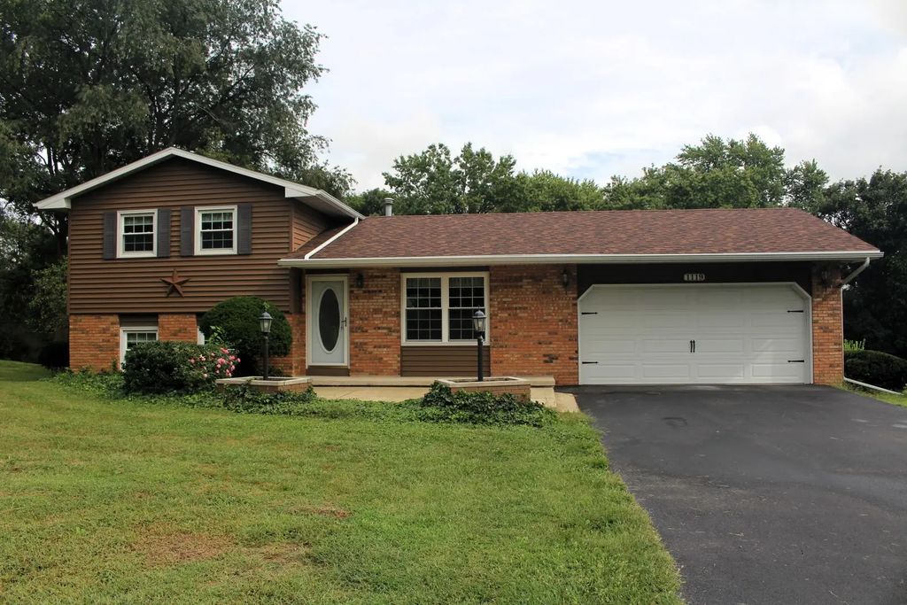 1119 E Clinton Avenue, Farmer City