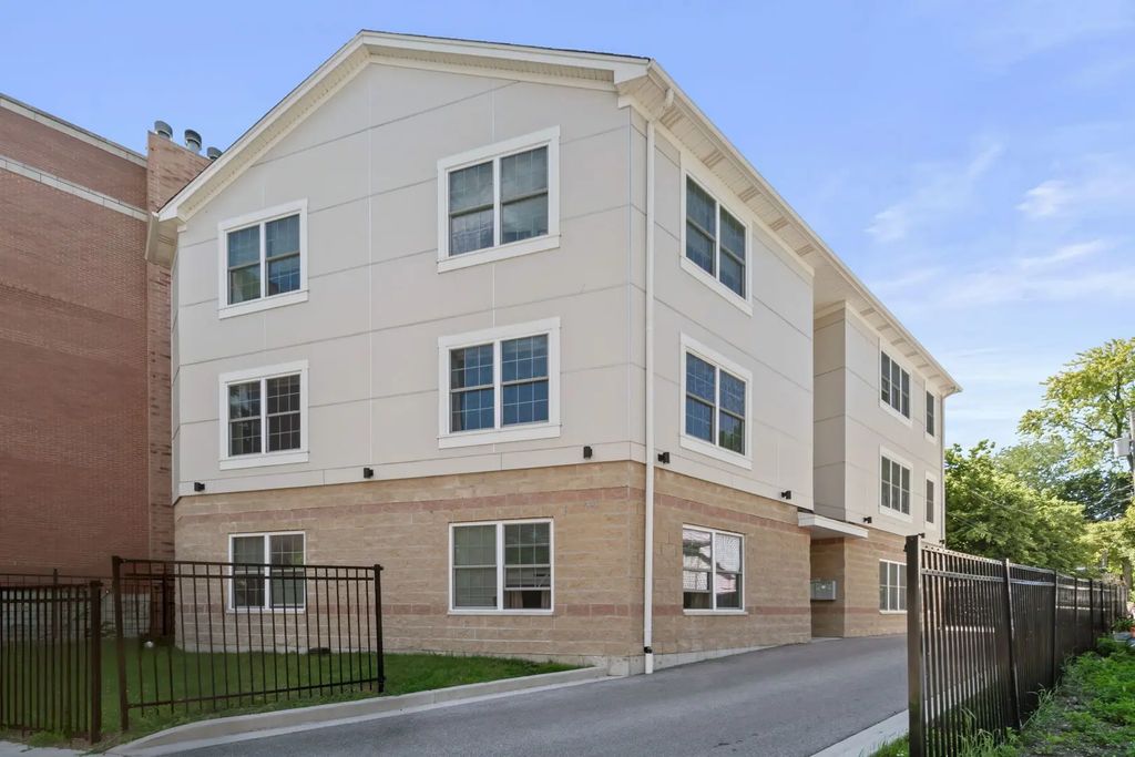 7441 N Rogers Avenue, Chicago