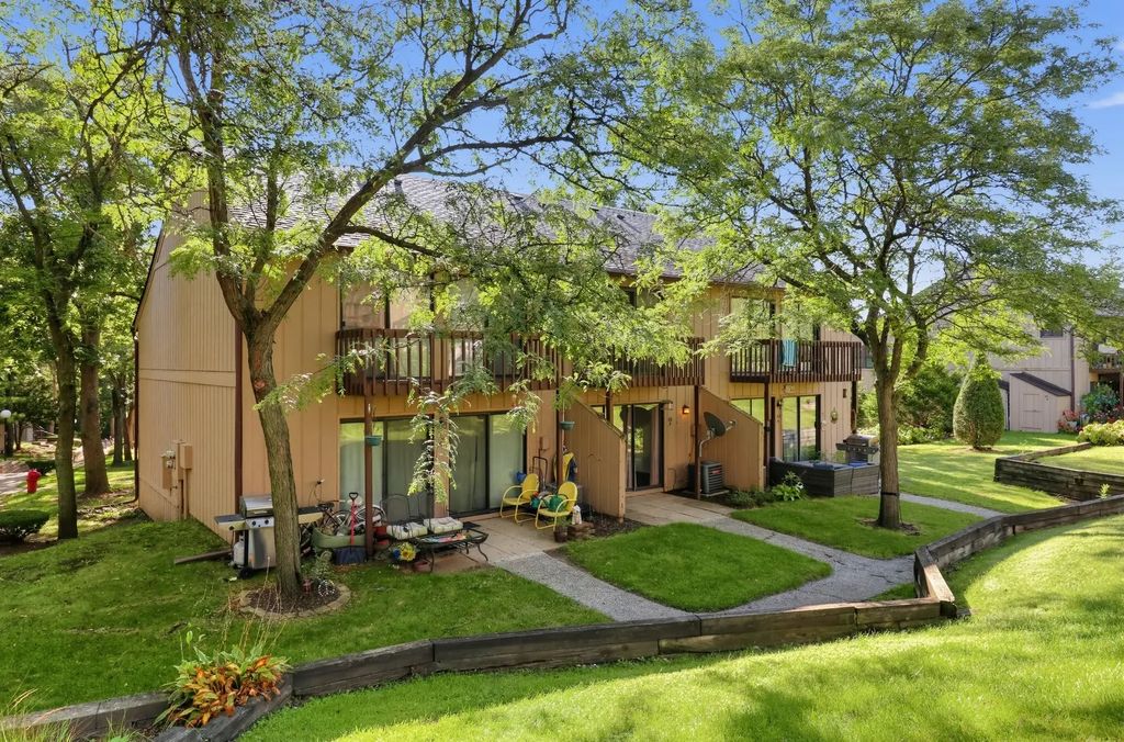 20 Saint Thomas Colony Street 5, Fox Lake