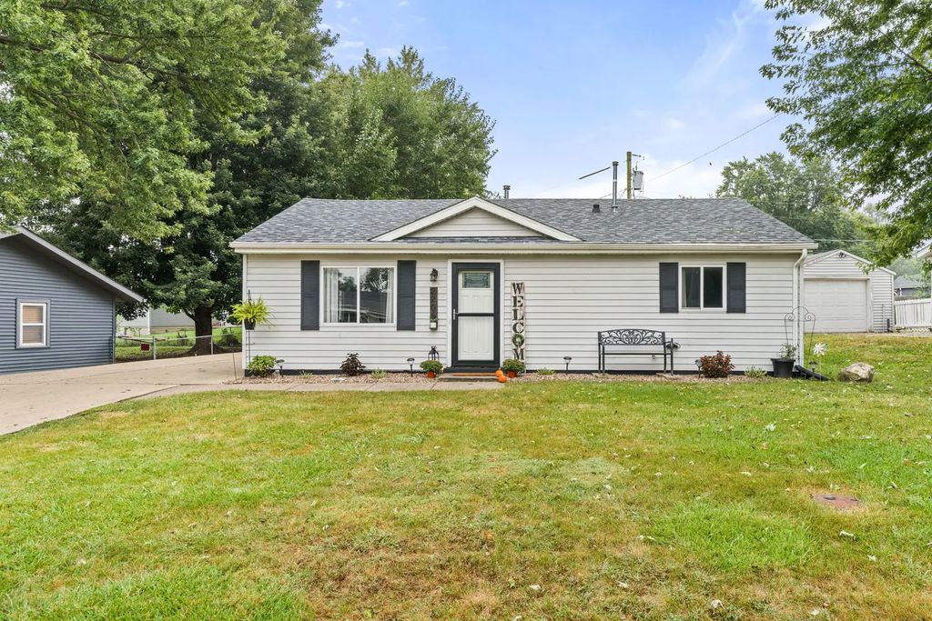 2205 W 75th Place, Davenport