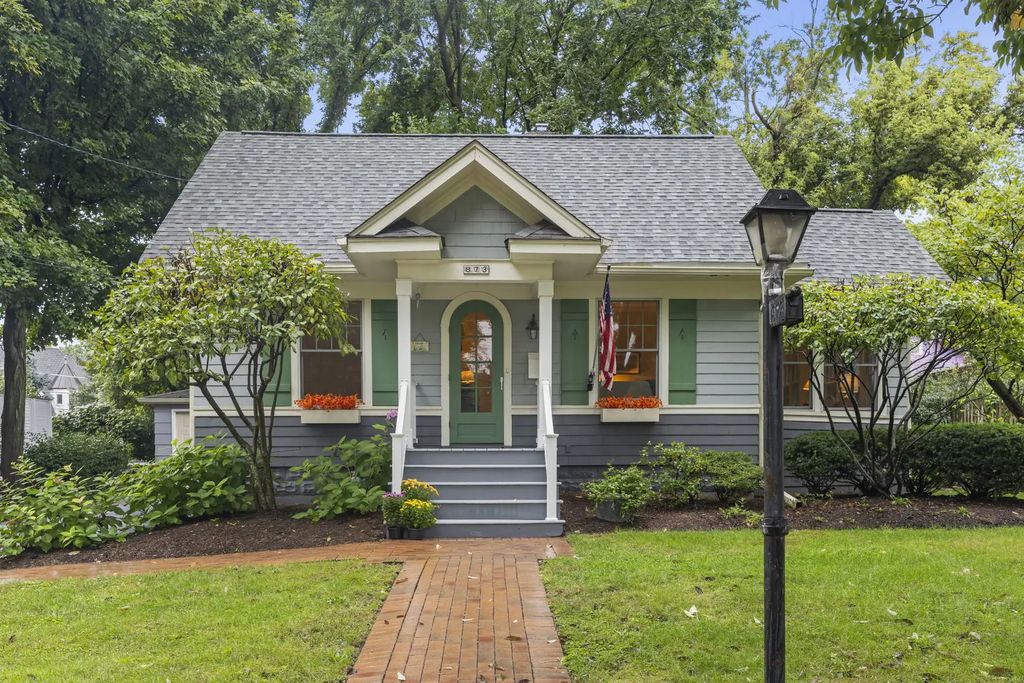 873 Hillside Avenue, Glen Ellyn