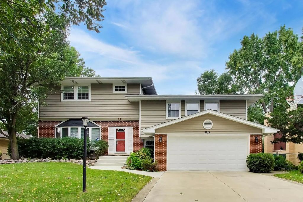 1914 N Burke Drive, Arlington Heights