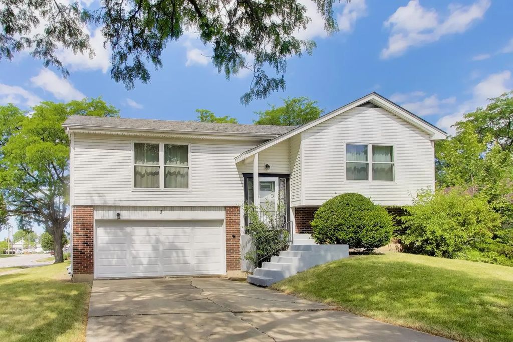 2 Oakmont Court, Streamwood