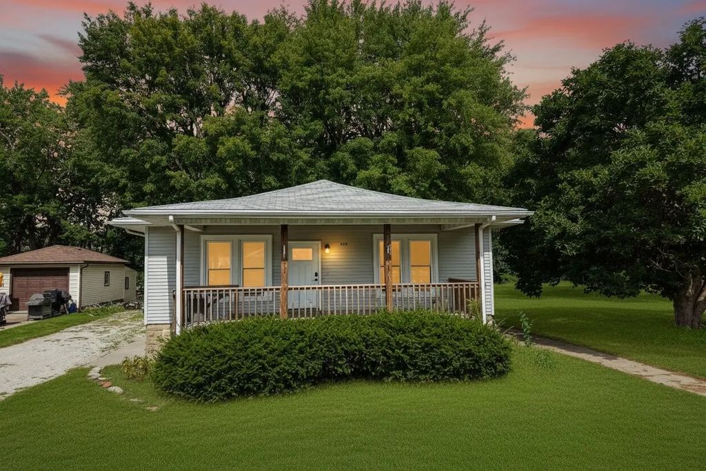 472 E Cherry Street, Watseka
