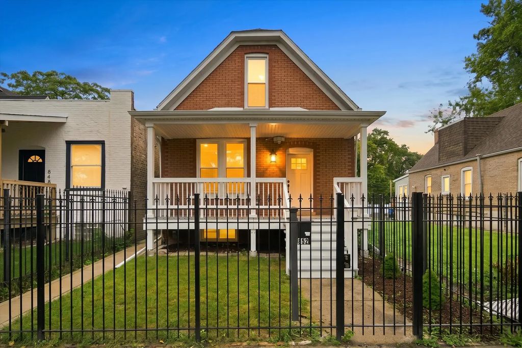 852 N Trumbull Avenue, Chicago
