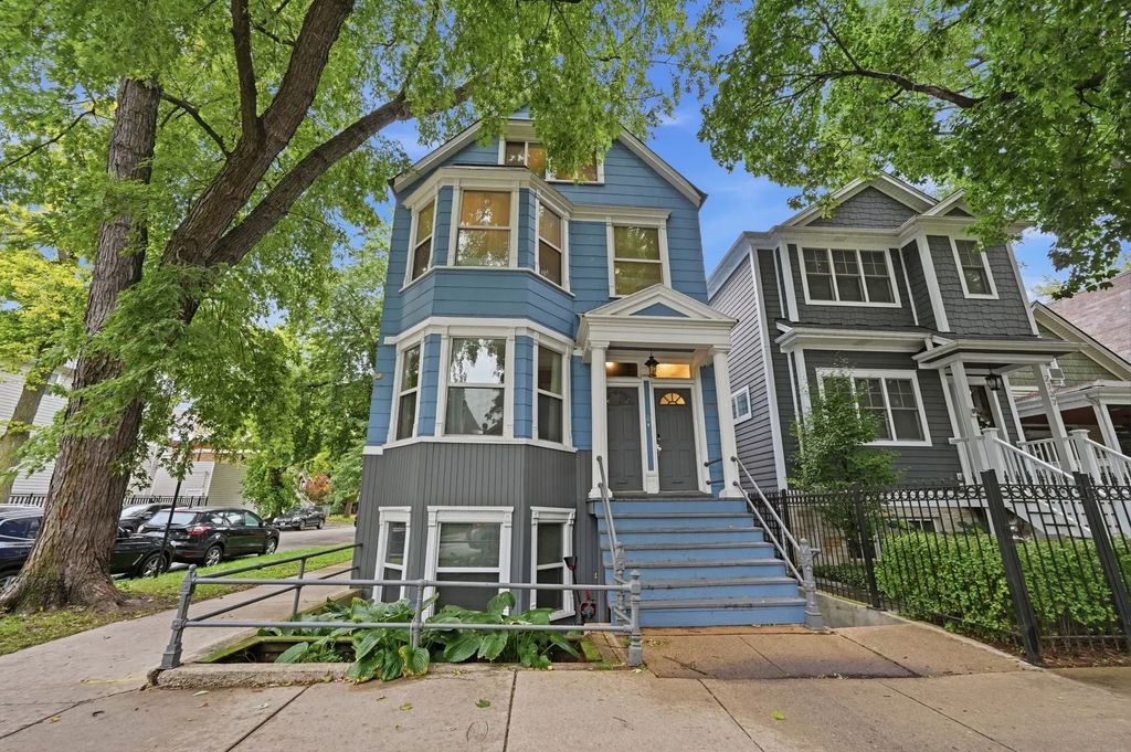 2135 W Barry Avenue, Chicago