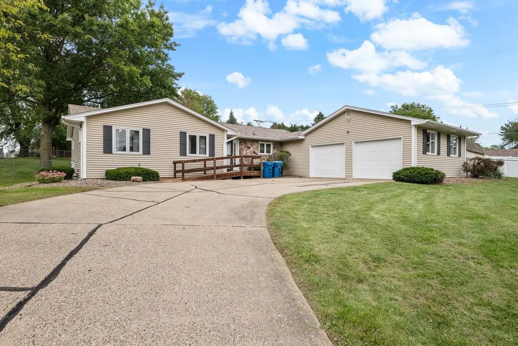 1414 Royal Oak Court, De Witt