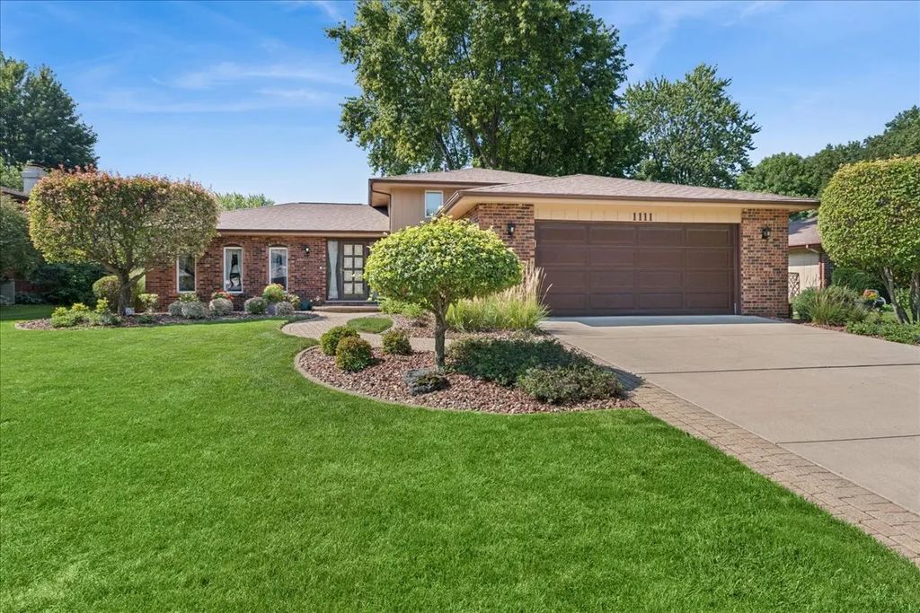 1111 Rushwood Avenue, Shorewood