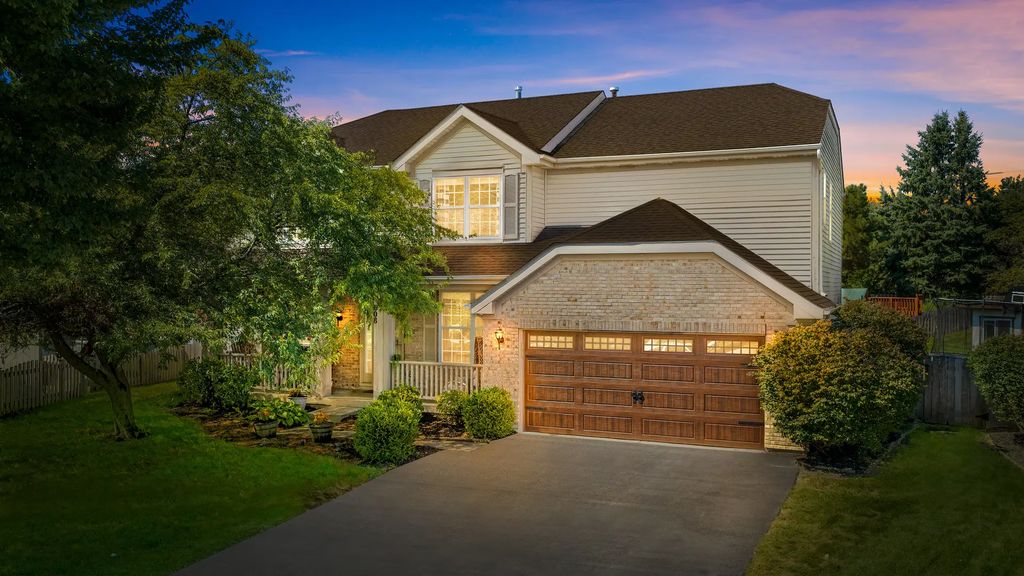 608 Whalen Court, North Aurora
