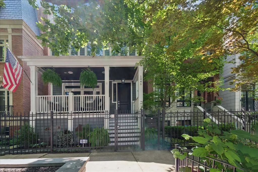 1441 W Wolfram Garden, Chicago