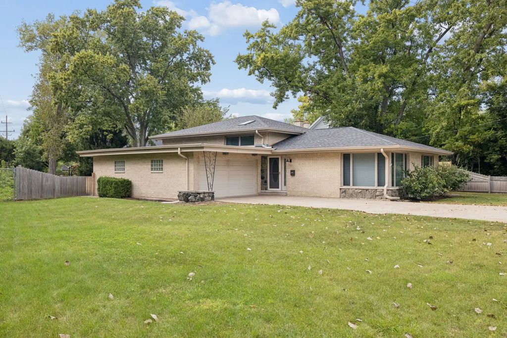 652 S Poplar Avenue, Elmhurst