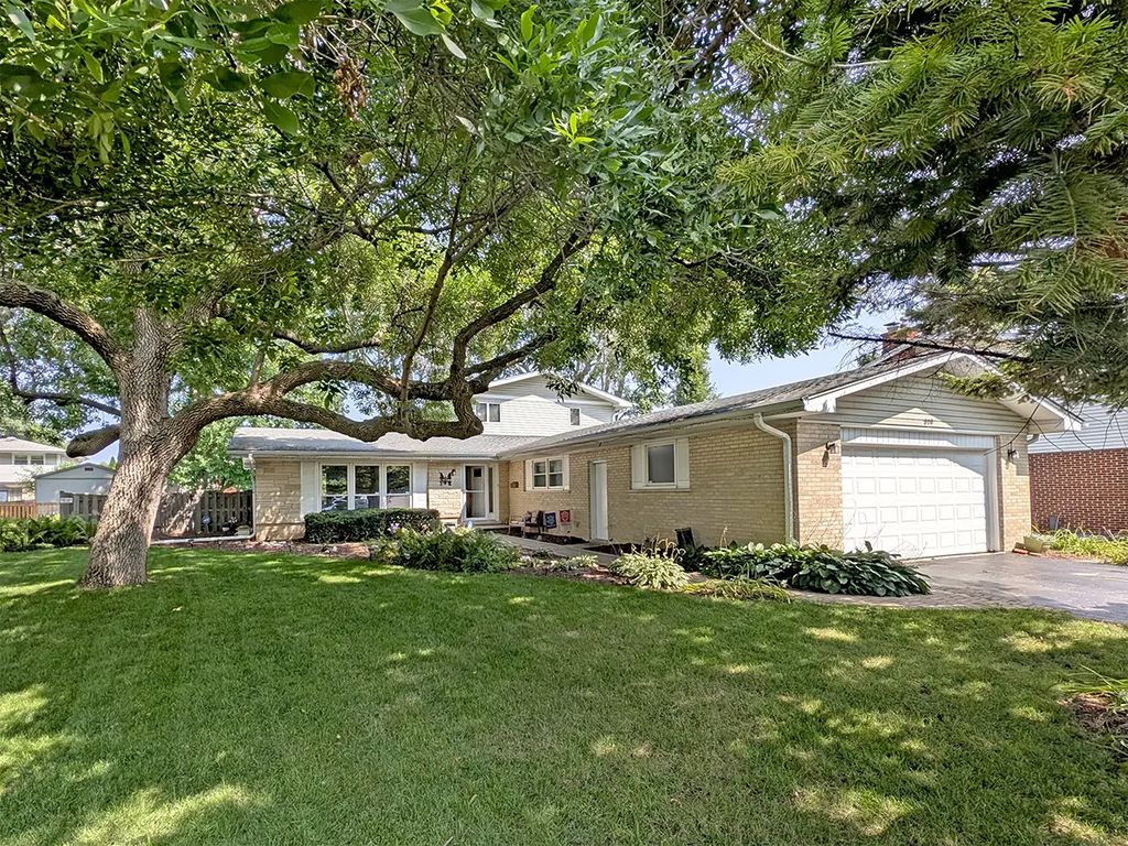 910 E Cherry Lane, Arlington Heights