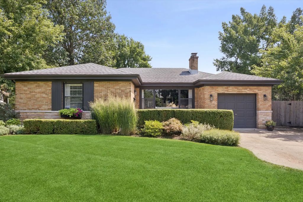 17 Golf Avenue, Clarendon Hills