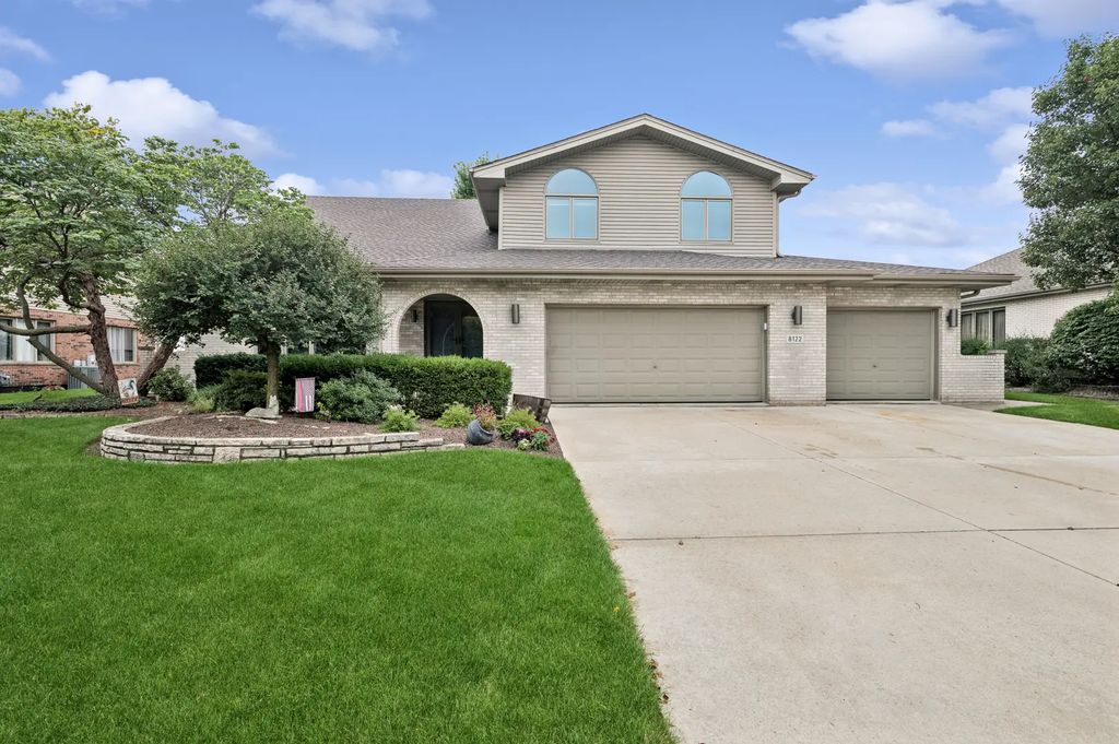 8122 Hampton Drive, Woodridge