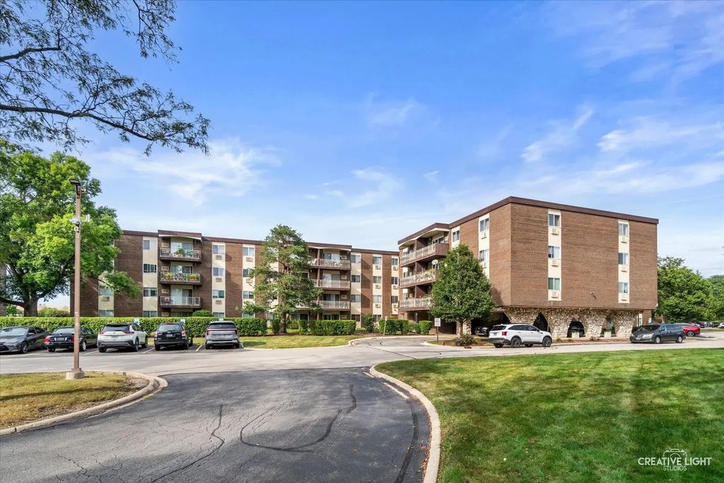 1321 S Finley Road 212, Lombard
