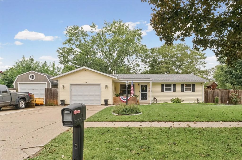 2201 Clover Lane, Champaign